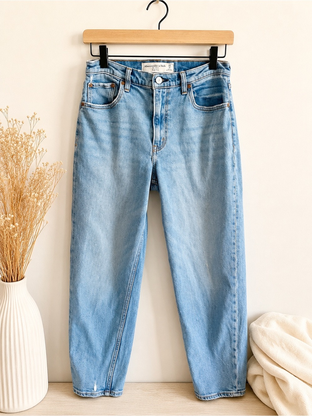 Abercrombie The Mom High Rise Jeans Light Wash Mom Denim Size 28 6R